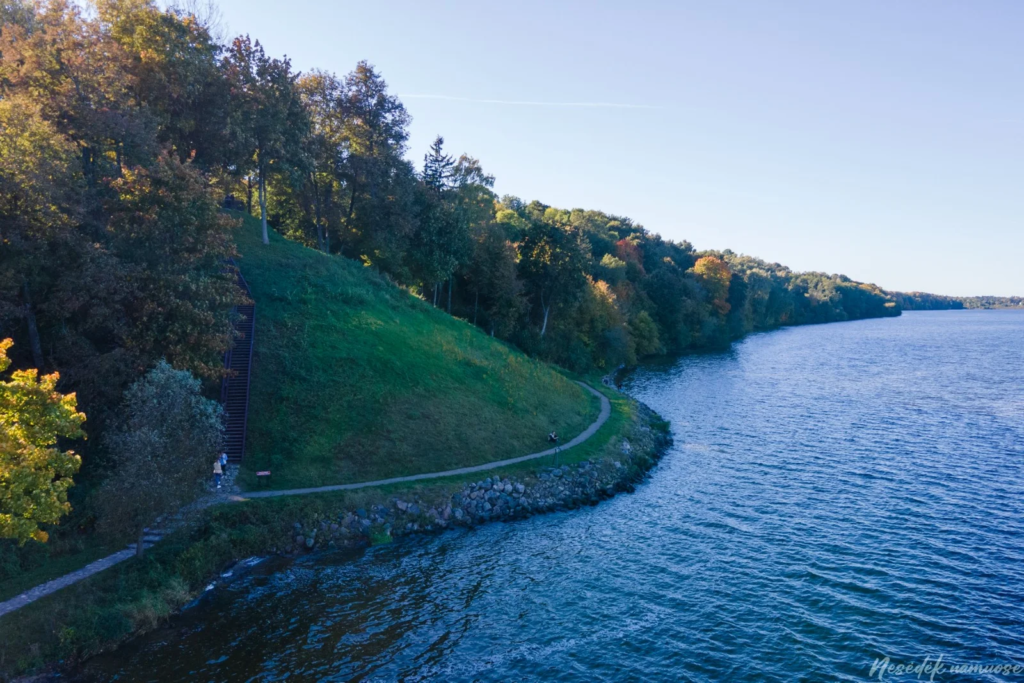Hiking in Lithuania with kids. Pakalniškiai Nature Trail (photo from the “Nesėdėk namuose” website)