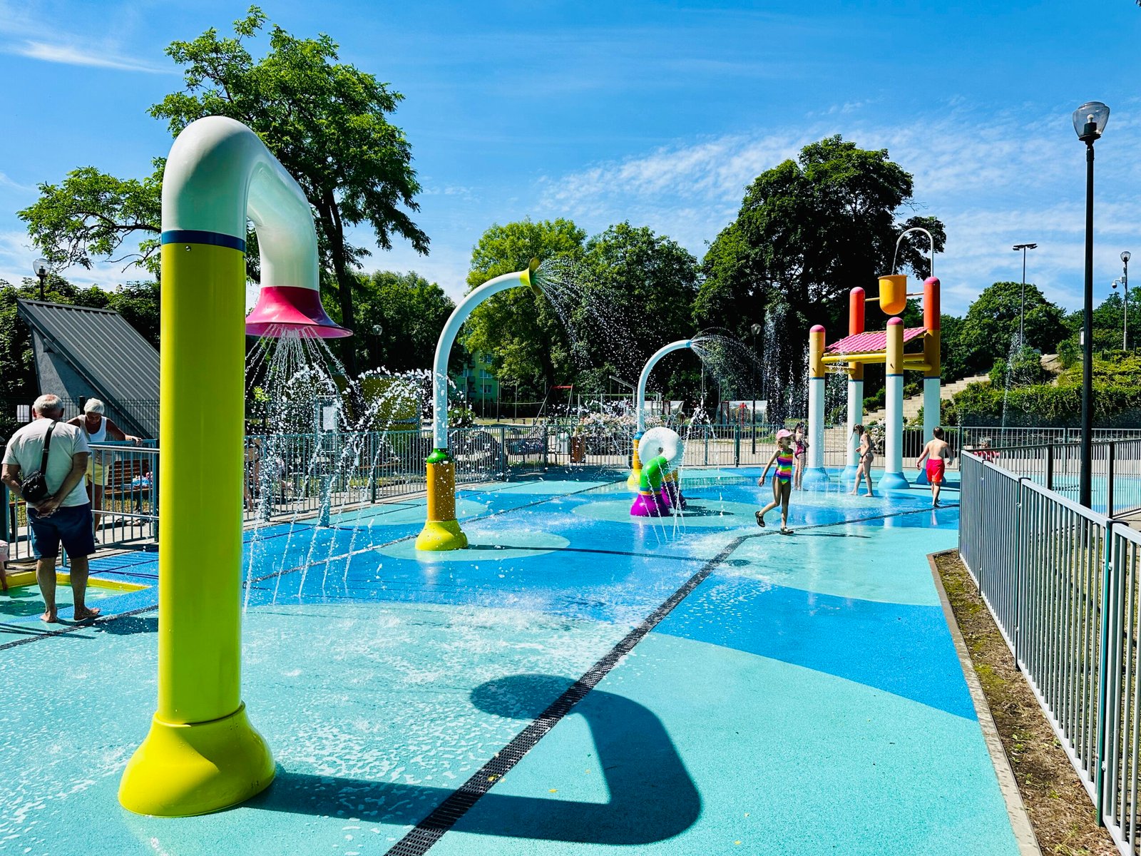 Free modern water playground in Warsaw