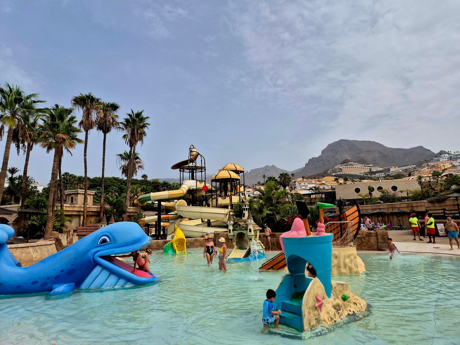 Exclusive water park with a dolphinarium in Tenerife: family-friendly Aqualand park