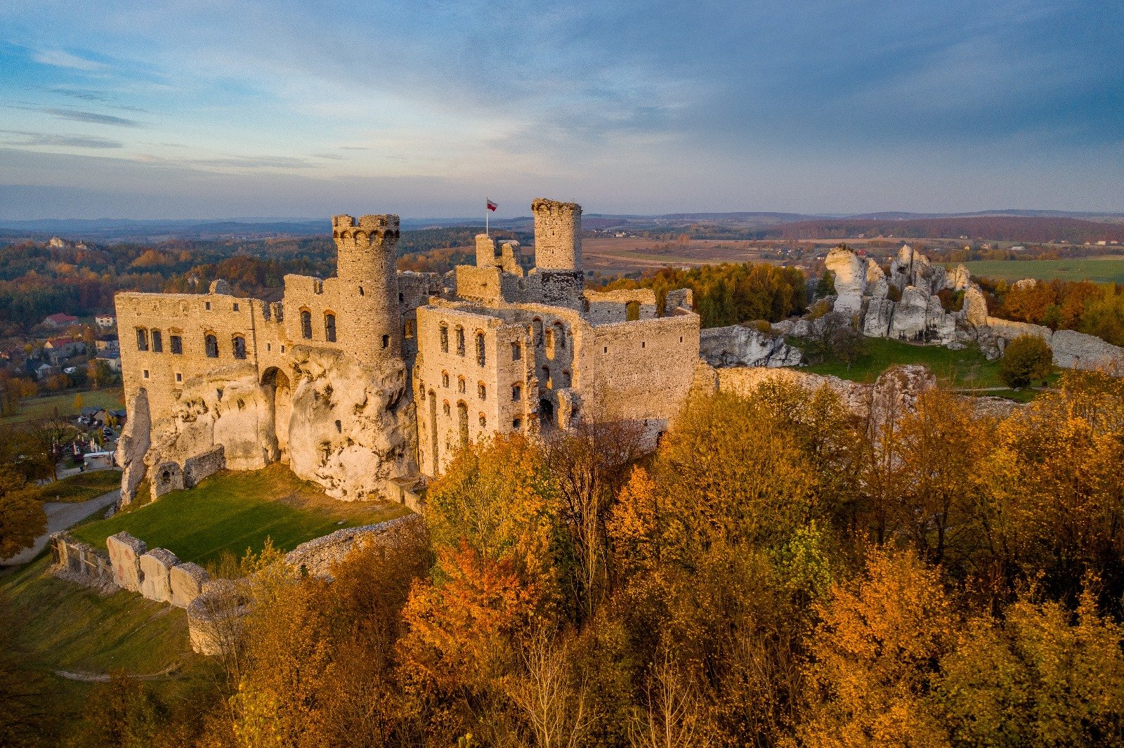 Ogrodzieniec Castle (Zamek Ogrodzieniec) (photo from social media)