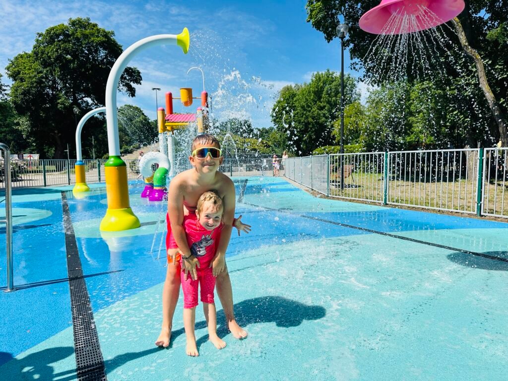 One of the best summer activities for kids in Poland: free modern water playground in Warsaw