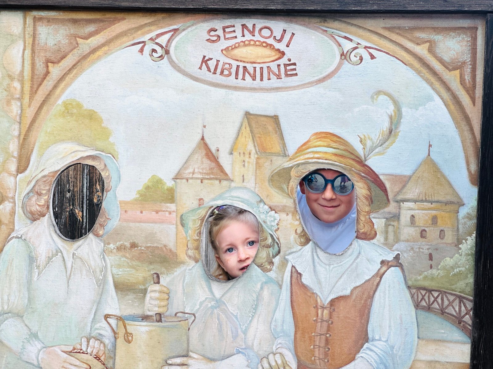 Senoji Kibininė with kids