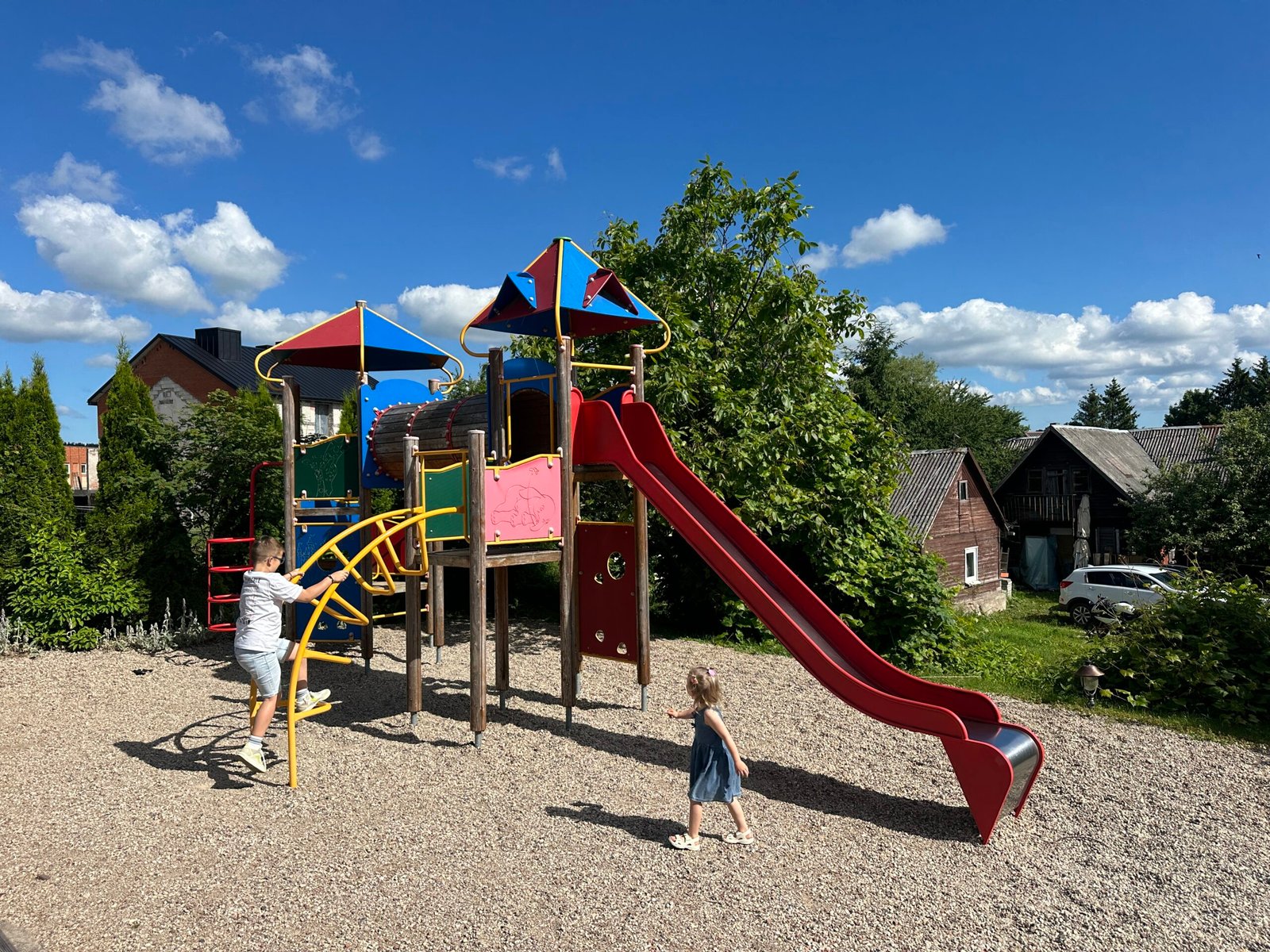 Senoji Kibininė with kids