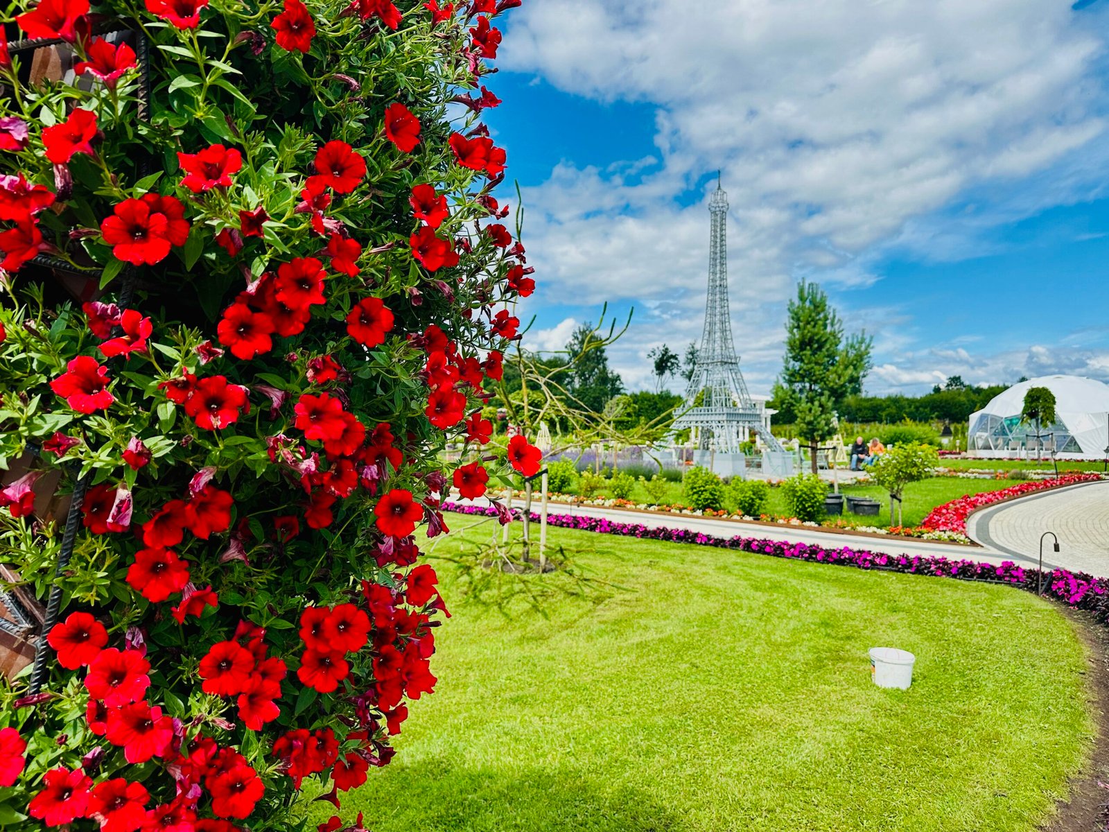 Beautiful flower gardens at Babylon Gardens