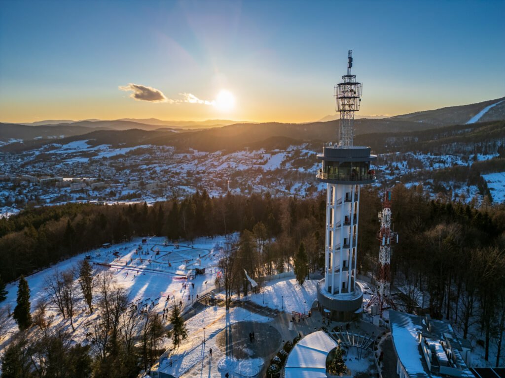 Poland surprises again: an impressive 360° viewing platform with a glass “skywalk” opened in Krynica-Zdrój in the Beskids