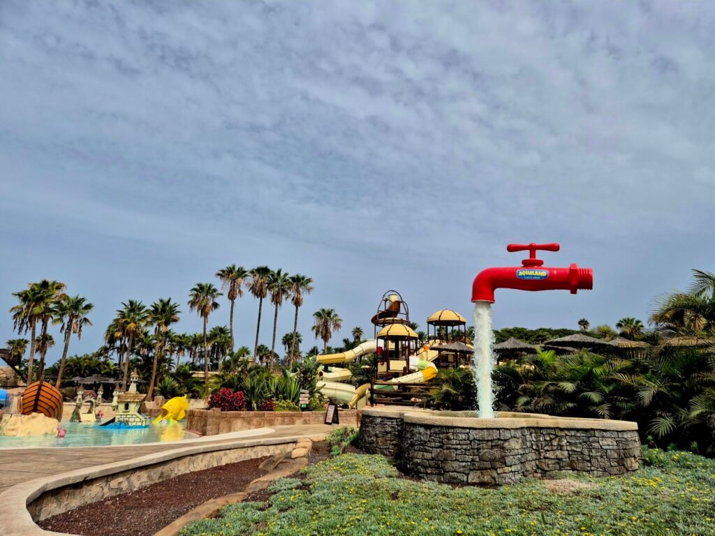 Exclusive water park with a dolphinarium in Tenerife: family-friendly Aqualand park