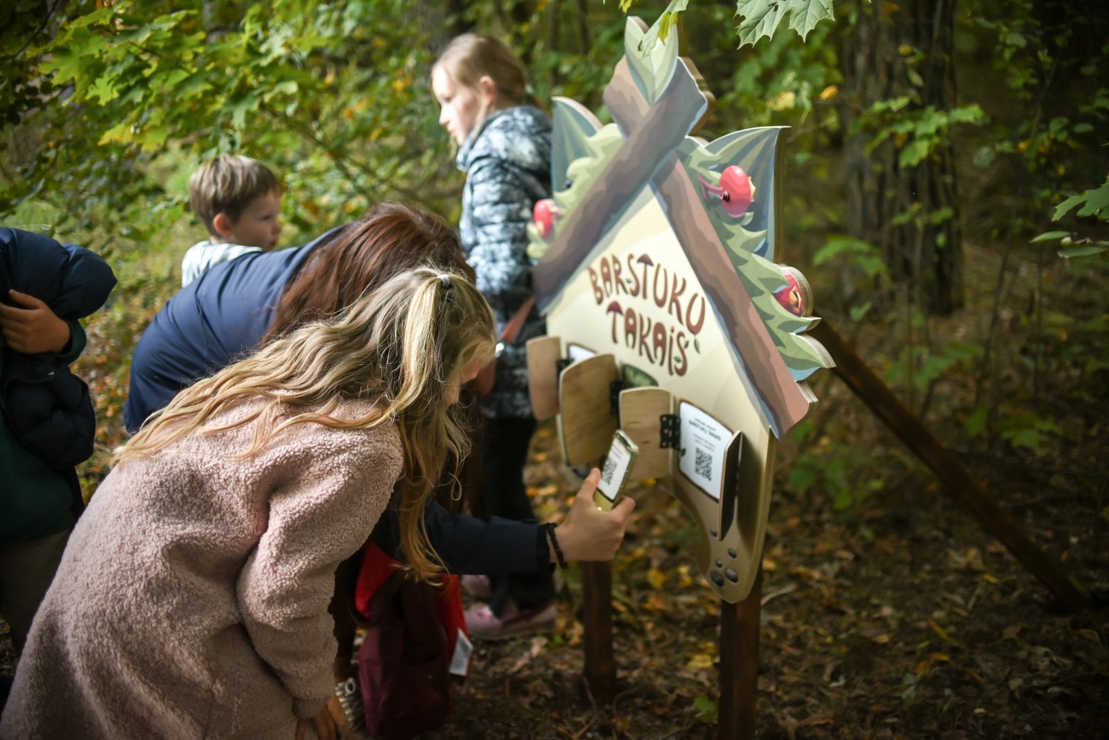 Following barstukai trails with family