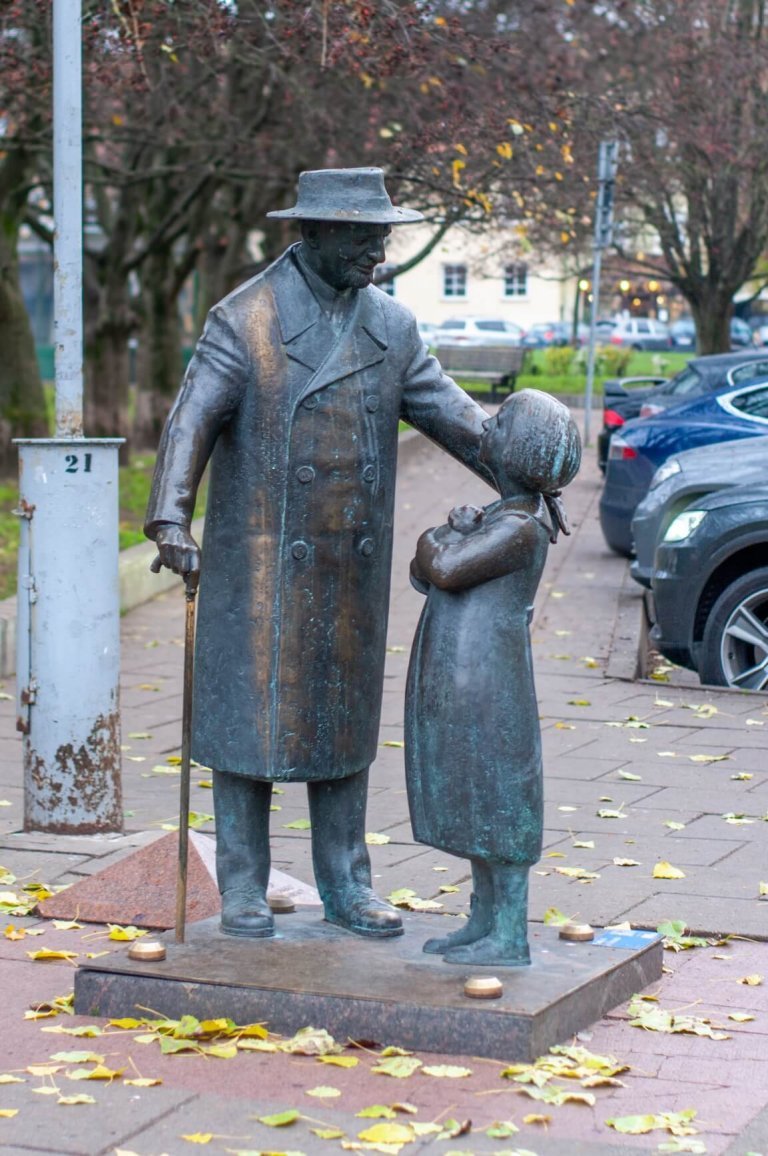 Monument to Zemach Shabad (photo by Neakivaizdinis Vilnius)