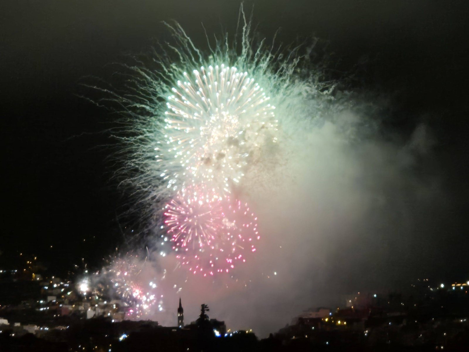 Impressive fireworks battle in Tenerife: a unique show in Europe