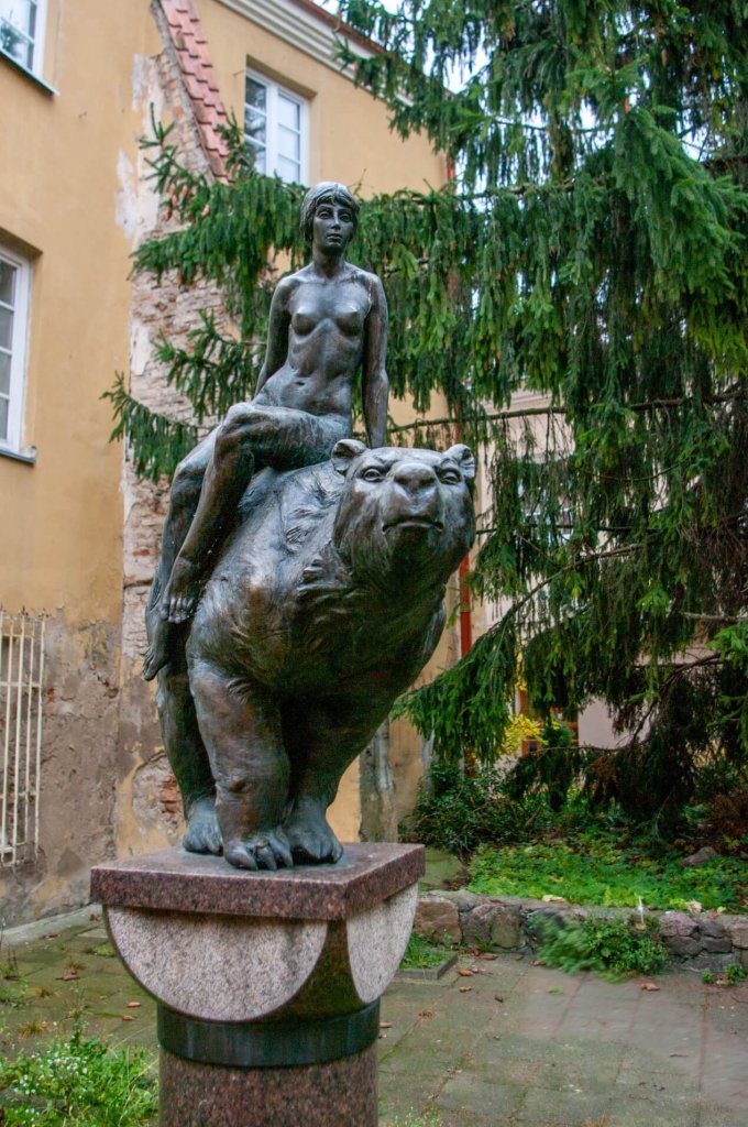 "Medeinė" on a bear (photo by Neakivaizdinis Vilnius)