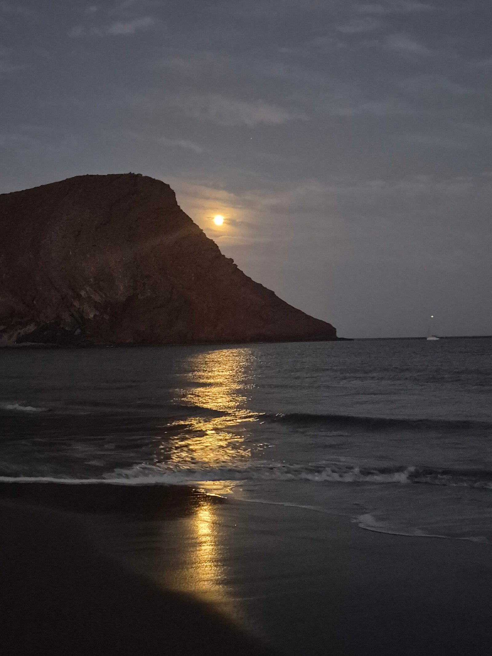 Montana Roja at night