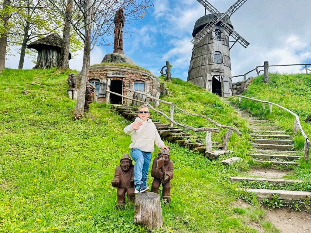 Fairy tale heroes, giants, and unusual sculptures: the most beautiful wooden sculpture parks in Lithuania