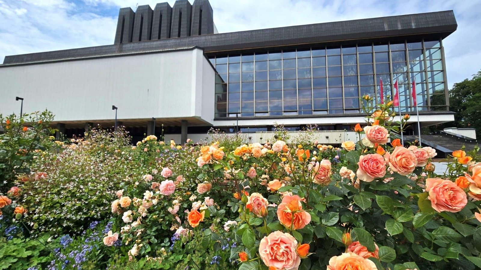 Opera and Ballet Theatre Rose Garden (photo by Vaiva Maroziene)
