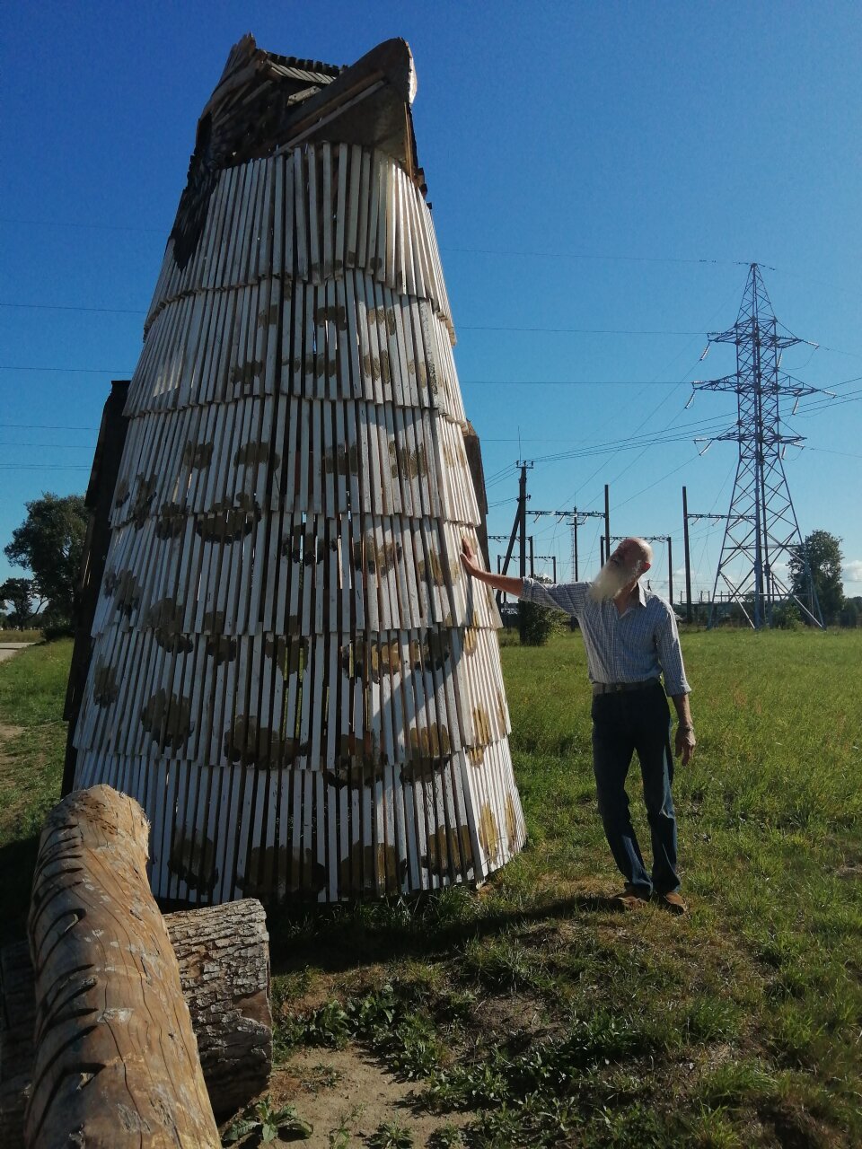 "Falcon’s eye" sculpture
