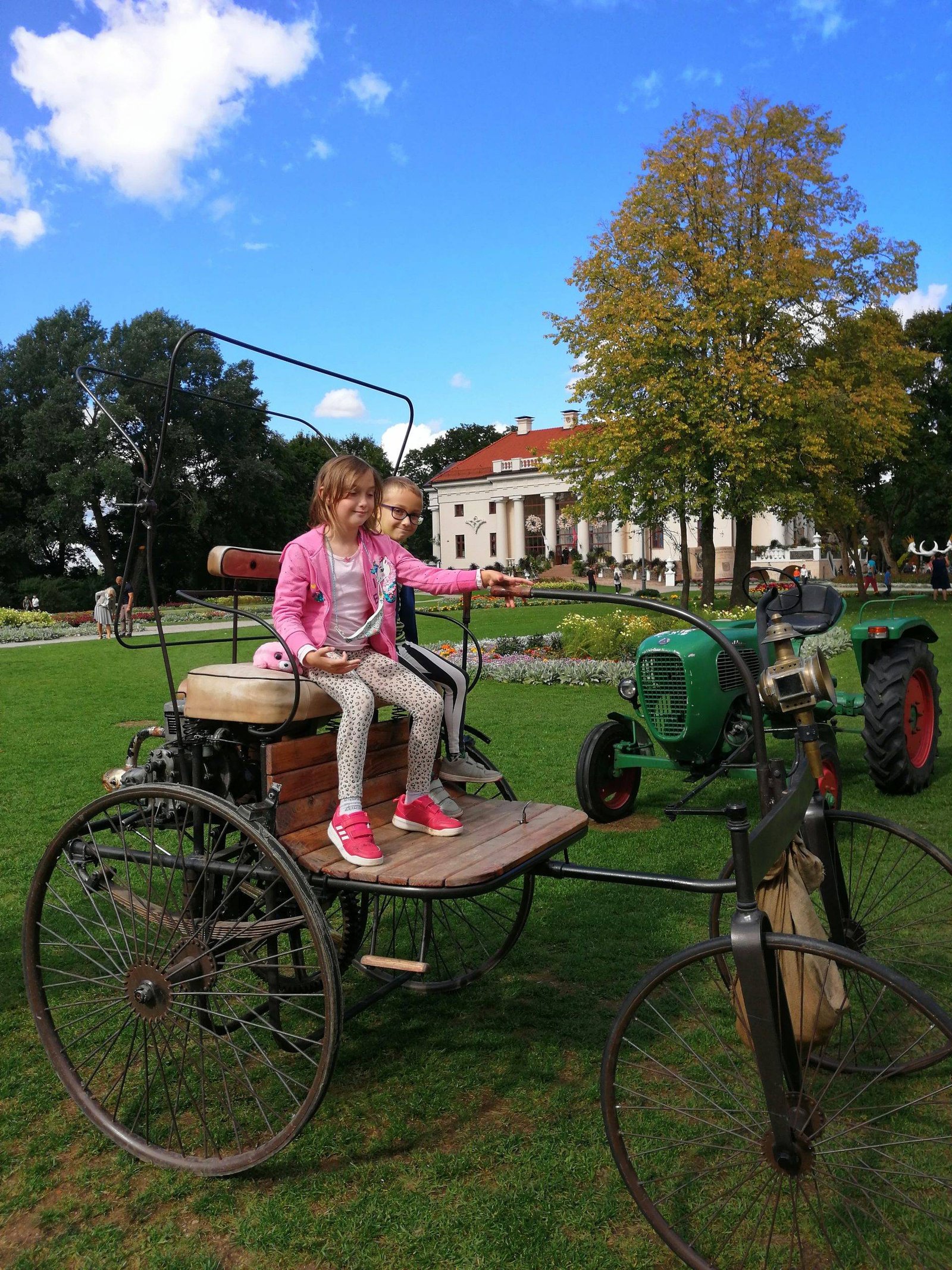 Pakruojis manor with children