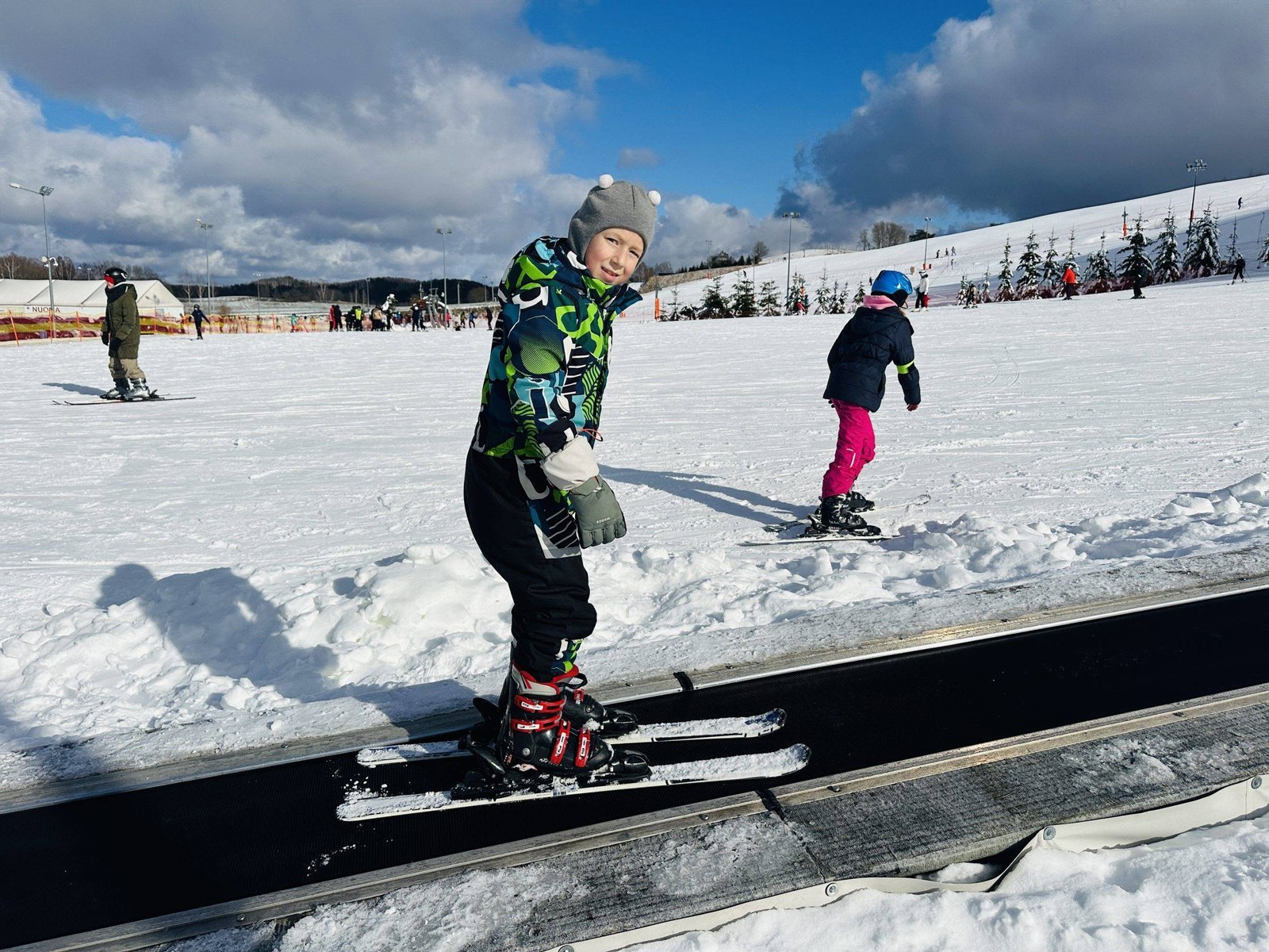 Convenient lift for ski learners