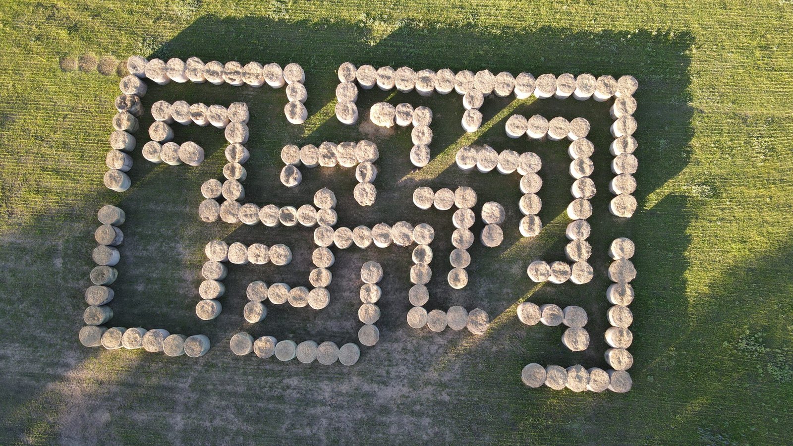 Hay bale maze at “Unikalus greitis” farm