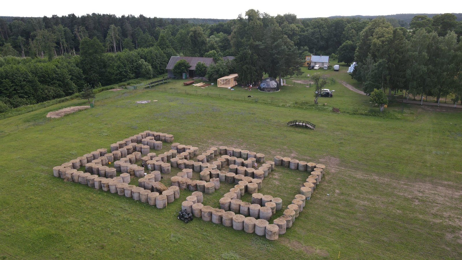Hay bale maze at “Unikalus greitis” farm
