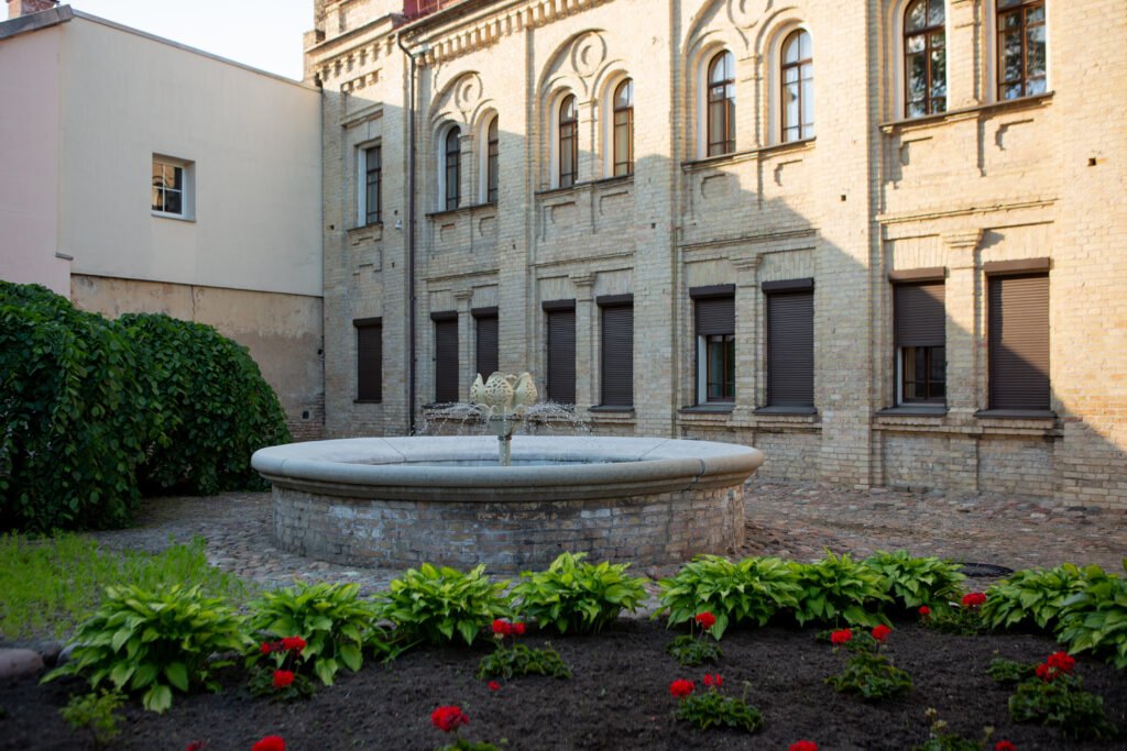 Fountain by the Lithuanian Institute of History (photo: Neakivaizdinis Vilnius)